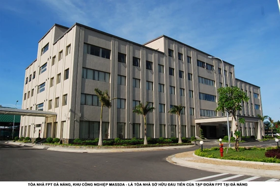 Khu campus đầu tiên được FPT đưa vào sử dụng là Tòa nhà FPT Đà Nẵng tại Khu Công nghiệp Đà Nẵng với diện tích 28.750 m2, cung cấp chỗ làm việc cho 1.600 người. Khu campus đầu tiên được FPT đưa vào sử dụng là Tòa nhà FPT Đà Nẵng tại Khu Công nghiệp Đà Nẵng với diện tích 28.750 m2, cung cấp chỗ làm việc cho 1.600 người.