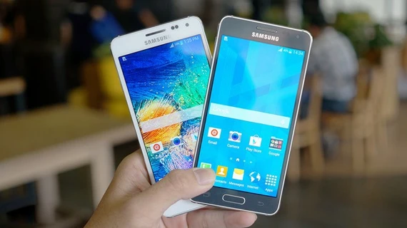 3. Samsung Galaxy Alpha Khác với những model còn lại, Samsung Galaxy Alpha chỉ vừa mới ra mắt và chưa chính thức bán ra tại bất cứ đâu trên thế giới. Tuy vậy, những sản phẩm bản mẫu này đã có mặt tại Việt Nam.Alpha được đánh giá là chiếc Galaxy có thiết kế đẹp nhất từ trước đến nay nhờ dùng khung nhôm. Model này có cấu hình thấp hơn so với S5, màn hình cũng nhỏ hơn. Máy mỏng 6,7 mm, nặng 113 gram, chỉ tương đồng với một chiếc iPhone 5S. Theo giới chuyên môn, đây sẽ là sản phẩm cạnh tranh trực tiếp với iPhone 6 của Apple. Galaxy Alpha có thể được bán ra tại Việt Nam vào cuối tháng 8 với giá khoảng 12 triệu đồng. 7 siêu di động đình đám vừa về Việt Nam