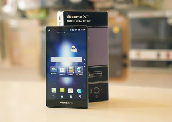 4. Sharp Aquos Zeta SH-04F Sharp Aquos Zeta SH-04F là sản phẩm dành riêng cho thị trường Nhật Bản. Model này sở hữu nhiều nét độc đáo, vốn chỉ có trên các máy Nhật, chẳng hạn như viền màn hình siêu mỏng (độ phủ mặt trước lên đến 81%). Máy dùng màn hình 5,4 inch Full HD nhưng do viền mỏng, kích thước của nó tương đồng với một chiếc điện thoại 5 inch. Giống với nhiều sản phẩm Nhật khác, Aquos Zeta SH-04F có khả năng chống nước. Máy cũng sở hữu cấu hình mạnh mẽ nhất hiện nay với chip Snapdragon 801, camera 13,1 megapixel và pin 3.300 mAh. 7 siêu di động đình đám vừa về Việt Nam