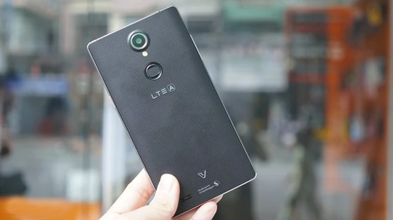 5.Pantech Vega Pop Up Note Pop Up Note là sản phẩm mới nhất của Pantech. Máy bất ngờ được đưa về Việt Nam đầu tháng 8 với giá dưới 10 triệu đồng. Đây tiếp tục là một chiếc smartphone có tính năng bảo mật vân tay của Pantech. Pop Up Note dùng màn hình 5,5 inch Full HD, cạnh tranh trực tiếp với chiếc Galaxy Note của Samsung. Sản phẩm này có thiết kế mặt sau ấn tượng, trải nghiệm mượt mà nhờ cấu hình mạnh. 9,5 triệu đồng là mức giá khá mềm cho một smartphone mạnh mẽ như Pop Up Note. 7 siêu di động đình đám vừa về Việt Nam