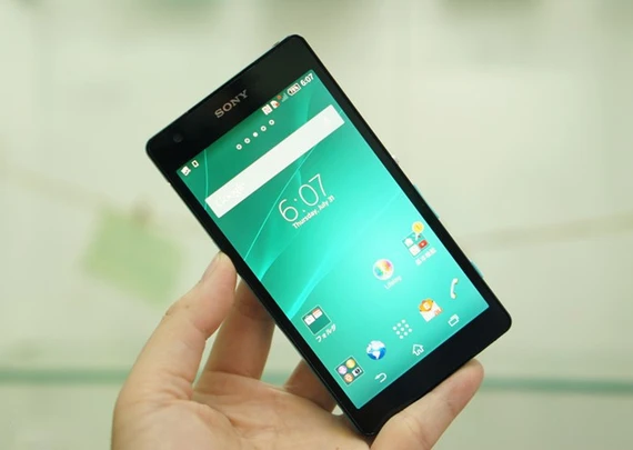 6.Sony Xperia ZL2 Giống với One E8, Xperia ZL2 cũng là một bản vỏ nhựa của Z2 với cấu hình tương đồng nhưng thiết kế kém cao cấp hơn. ZL2 được xách tay từ Nhật Bản, có giá bán dưới 10 triệu đồng. Với số tiền đó, người dùng có cơ hội sở hữu một sản phẩm với camera 20,7 megapixel, chip xử lý Snapdragon 801 tốc độ 2,3 GHz, pin 3.000 mAh. Máy cũng có khả năng chống nước giống hệt Z2. 7 siêu di động đình đám vừa về Việt Nam