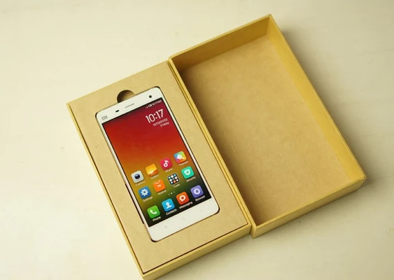 7.Xiaomi Mi4 Thêm một chiếc smartphone có cấu hình siêu mạnh có giá bán chỉ khoảng 10 triệu đồng tại Việt Nam. Mi4 là sản phẩm của Xiaomi - hãng điện thoại đang gây sự chú ý lớn thời gian gần đây, không chỉ bằng các sản phẩm chất lượng tốt, giá rẻ mà còn bởi scandal bí mật gửi thông tin người dùng về Trung Quốc. Xiaomi Mi4 dùng màn hình 5 inch Full HD, viền kim loại hơi giống chiếc Lumia 930 của Nokia. Máy có camera sau độ phân giải 13 megapixel, camera trước 8 megapixel cho việc chụp ảnh tự sướng. Mi4 vừa mới được bán ra tại Việt Nam cách đây khoảng một tuần 7 siêu di động đình đám vừa về Việt Nam