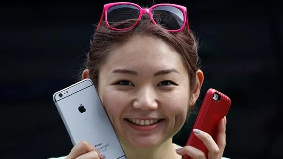 Người hâm mộ ở nhiều nước xếp hàng mua iPhone ảnh 6 Người hâm mộ ở nhiều nước xếp hàng mua iPhone ảnh 6