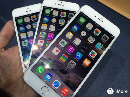 Với màn hình lớn, iPhone 6 và 6 Plus gây nhiều chú ý hơn so với iPhone 5S năm ngoái. Với màn hình lớn, iPhone 6 và 6 Plus gây nhiều chú ý hơn so với iPhone 5S năm ngoái.