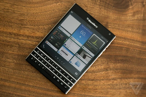 Kiểu dáng lạ mắt trên mẫu BlackBerry cao cấp mới. Kiểu dáng lạ mắt trên mẫu BlackBerry cao cấp mới ra mắt.