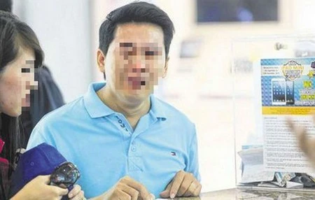 Du khách Việt bị lừa khi mua iPhone 6 ở Singapore ảnh 1 Hình ảnh vị khách hàng mếu máo khi được biết mình không lấy lại được tiền đã mua chiếc iPhone 6