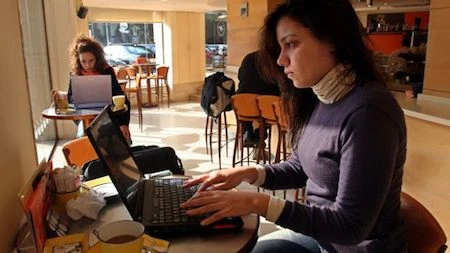 Những hiểm họa khó lường gây ra bởi mạng Wi-Fi công cộng ảnh 1 Người dùng cần cận trọng khi sử dụng Wi-Fi công cộng. (Ảnh: Internet).