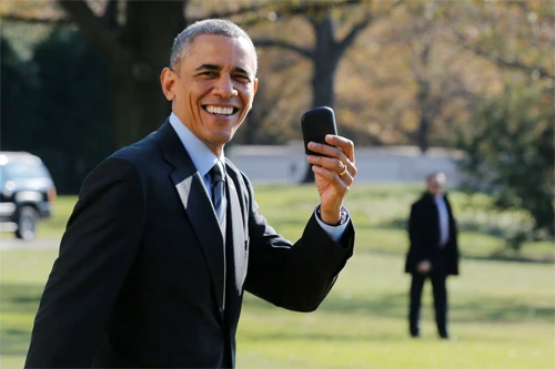 Rồi vui vẻ xuất hiện với chiếc BlackBerry trên tay. Obama-9247-1416799520.jpg