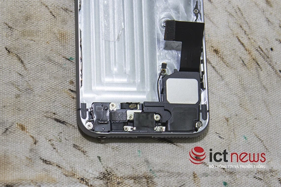 Tiếp đến là hệ thống cáp chân sạc usb, mic, loa ngoài vàjack cắm tai nghe. ảnh 7 Tiếp đến là hệ thống cáp chân sạc usb, mic, loa ngoài vàjack cắm tai nghe. ảnh 7