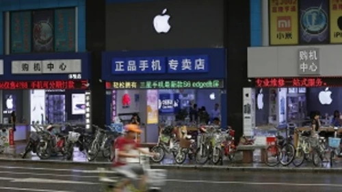 Các cửa hàng với logo Apple mọc lên san sát tại một con phố ở Thâm Quyến. Ảnh:Reuters. ảnh 3 iphone-6s-gia-gia-100-usd-tran-lan-o-trung-quoc-2