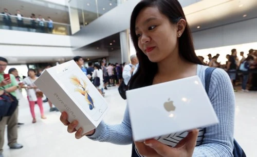 iPhone là sản phẩm thời thượng tại Trung Quốc. Ảnh:SCMP. ảnh 2 iphone-6s-gia-gia-100-usd-tran-lan-o-trung-quoc-1