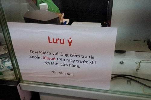 Một số cửa hàng còn dán thông báo nhắc nhở người dùng kiểm tra tài khoản iCloud. kiem-tra-icloud-luu-y-bat-buoc-khi-mua-iphone-cu-1