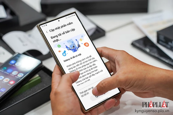 Người dùng điện thoại Samsung cũ có thể trải nghiệm các tính năng AI thông qua bản cập nhật One UI 6.1. Ảnh: TIỂU MINH