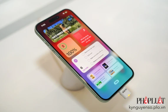 iPhone là gà đẻ trứng vàng của nhiều hệ thống bán lẻ tại Việt Nam. Ảnh: MINH HOÀNG
