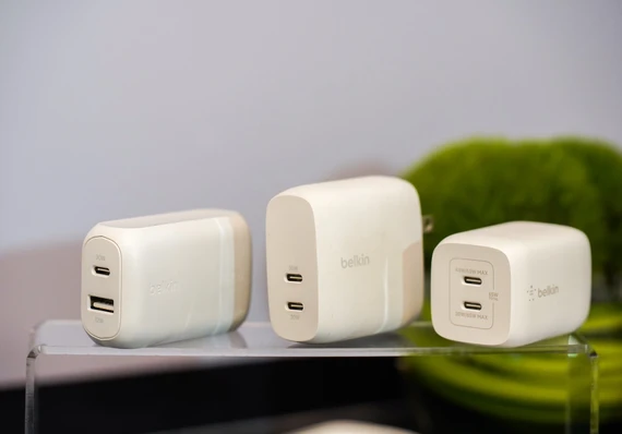 Sử dụng cục sạc có công suất phù hợp, đúng chuẩn MFi của Apple để sạc nhanh iPhone, iPad. Ảnh: TIỂU MINH Sử dụng cục sạc có công suất phù hợp, đúng chuẩn MFi của Apple để sạc nhanh iPhone, iPad. Ảnh: TIỂU MINH