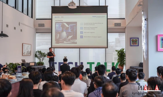 Diễn giả Nguyễn Đình Thi - Solution Architect, AWS Vietnam. Ảnh: TIỂU MINH Diễn giả Nguyễn Đình Thi - Solution Architect, AWS Vietnam. Ảnh: TIỂU MINH