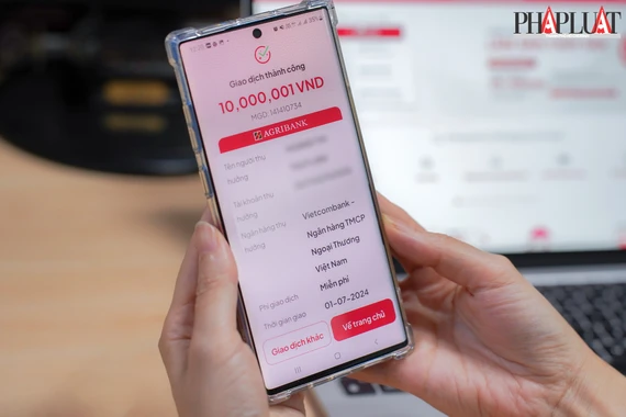 Chuyển khoản trên 10 triệu đồng phải xác thực sinh trắc học ngân hàng. Ảnh: TIỂU MINH Chuyển khoản trên 10 triệu đồng phải xác thực sinh trắc học ngân hàng. Ảnh: TIỂU MINH