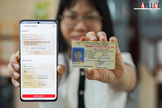 Giấy đăng ký xe, GPLX đã được xác thực trên ứng dụng VNeID có giá trị tương đương như giấy tờ bản giấy. Ảnh: MINH HOÀNG Giấy đăng ký xe, GPLX đã được xác thực trên ứng dụng VNeID có giá trị tương đương như giấy tờ bản giấy. Ảnh: MINH HOÀNG