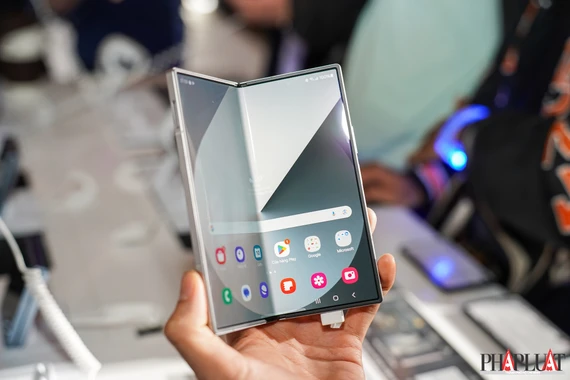 Galaxy Z Fold6 và Z Flip6 nổi bật với các tính năng AI mới. Ảnh: TIỂU MINH Galaxy Z Fold6 và Z Flip6 nổi bật với các tính năng AI mới. Ảnh: TIỂU MINH