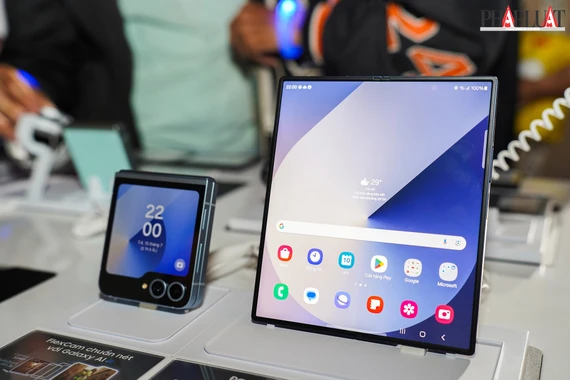 Samsung Galaxy Z Fold6 và Z Flip6 chạy One UI 6.1.1. Ảnh: TIỂU MINH Samsung Galaxy Z Fold6 và Z Flip6 chạy One UI 6.1.1. Ảnh: TIỂU MINH