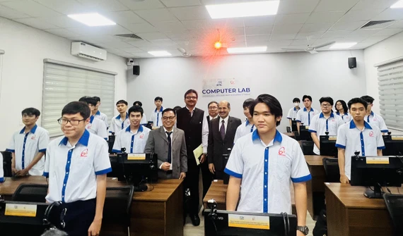 CESDT sẽ hoạt động như một trung tâm đào tạo được CDAC ủy quyền tại Việt Nam, duy trì các tiêu chuẩn giáo dục và đào tạo được đánh giá cao. CESDT sẽ hoạt động như một trung tâm đào tạo được CDAC ủy quyền tại Việt Nam, duy trì các tiêu chuẩn giáo dục và đào tạo được đánh giá cao.