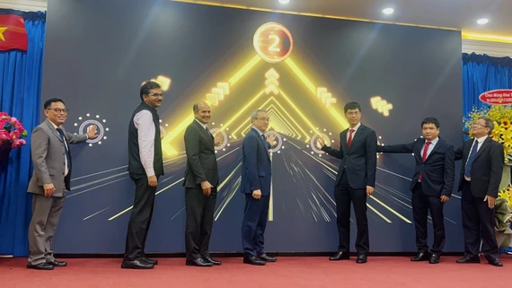 Khánh thành Trung tâm Đào tạo và Phát triển Phần mềm Chất lượng cao (CESDT). Khánh thành Trung tâm Đào tạo và Phát triển Phần mềm Chất lượng cao (CESDT).