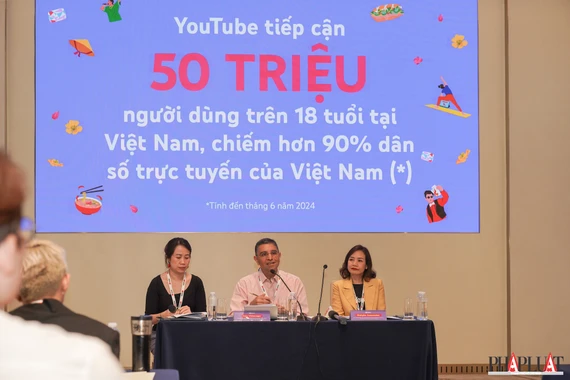 Ông Ajay Vidasagar (giữa) cho biết số lượng kênh YouTube tại Việt Nam đạt doanh thu hơn 100 triệu đồng tăng 30%. Ảnh: TIỂU MINH Số lượng kênh YouTube tại Việt Nam đạt doanh thu hơn 100 triệu đồng tăng 30%. Ảnh: TIỂU MINH