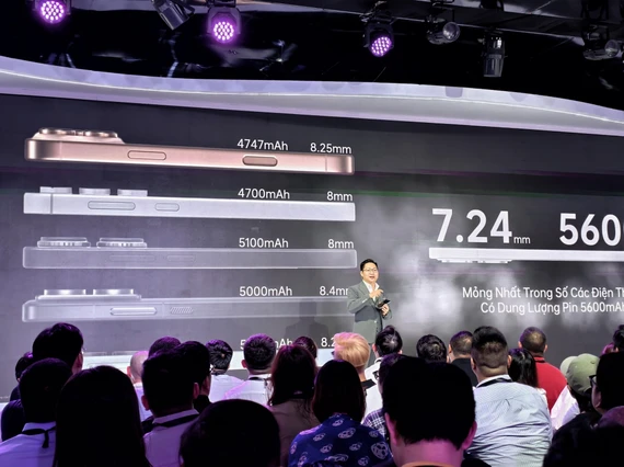 Reno13 series mỏng hơn so với các smartphone khác, nhưng dung lượng pin nhiều hơn. Ảnh: TIỂU MINH