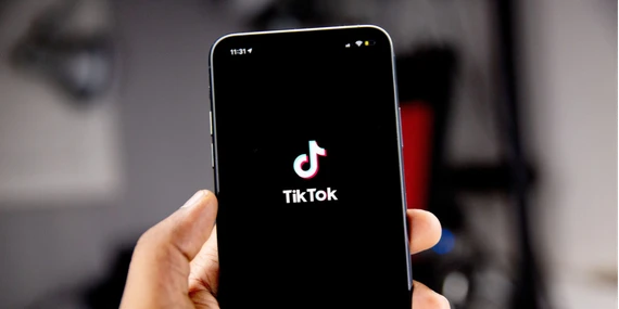 TikTok sẽ gắn nhãn AI cho các video được tạo ra từ AI nhằm đảm bảo tính trung thực. ẢNH MINH HỌA TRỢ LÝ ẢO AI