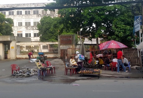 Các cửa hàng di động nằm rải rác trên đường, nhưng tập trung đông nhất vẫn là khu vực phía trước tòa nhà cũ này. Người phụ nữ phía xa trong ảnh đang bày gian hàng ra, sau đó nhiều người mua kẻ bán bắt đầu rôm rả, tuy nhiên PV ICTnews không ghi lại được cảnh này do hầu hết người bán ở đây không muốn được chụp ảnh.