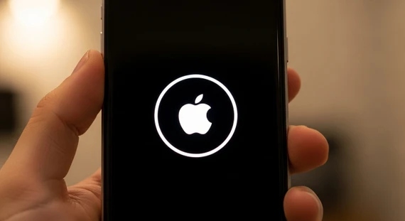 Khởi động lại iPhone là cách đơn giản để hạn chế hoạt động của phần mềm độc hại (nếu có).