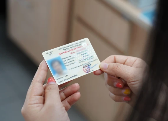 Người dân nên chủ động đổi GPLX đúng hạn. Ảnh: MINH HOÀNG