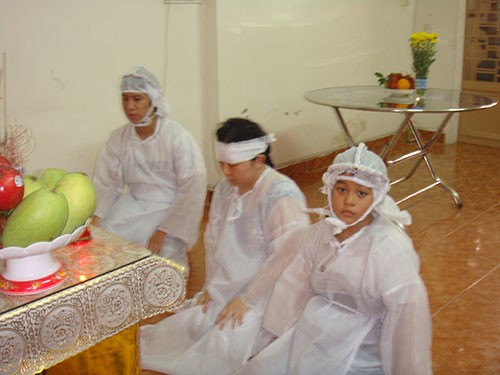 Bà Dương Thị Thảo cùng 2 con thắp hương chuẩn bị cúng cơm cho chồng, cha là ông Nguyễn Văn Chín và bút tích của ông Chín (ảnh nhỏ) Bà Dương Thị Thảo cùng 2 con thắp hương chuẩn bị cúng cơm cho chồng, cha là ông Nguyễn Văn Chín và bút tích của ông Chín (ảnh nhỏ)