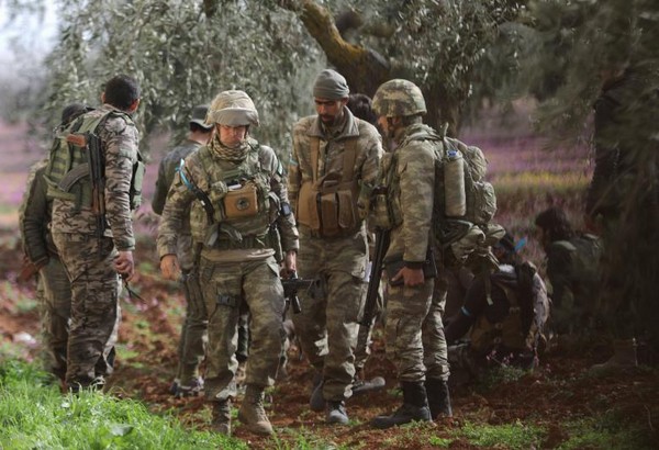 Quân Thổ Nhĩ Kỳ và lực lượng tay súng đối lập Syria tại Afrin. Ảnh REUTERS