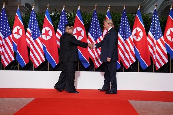 Chuyện một lãnh đạo Triều Tiên – ông Kim (trái) gặp một tổng thống đương nhiệm Mỹ - ông Trump (phải) là “một cảnh ngoạn mục trong phim khoa học giả tưởng”. Ảnh: ST