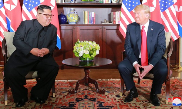 Tổng thống Mỹ Donald Trump (phải) và lãnh đạo Triều Tiên Kim Jong-un gặp song phương trong khuôn khổ thượng đỉnh Mỹ-Triều ngày 12-6 tại Singapore. Ảnh: NYT