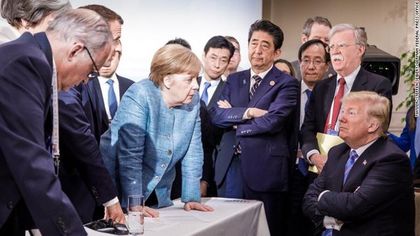 Bức ảnh Tổng thống Mỹ Donald Trump đối đầu với các lãnh đạo G7 do phóng viên ảnh người Đức Jesco Denzel chụp và đăng trên TWITTER