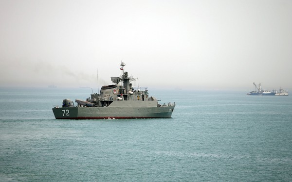Tàu chiến Alborz của Iran tại eo biển Hormuz năm 2015. Ảnh: FARS NEWS AGENCY