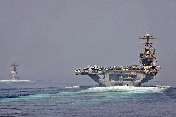 Tàu khu trục tên lửa USS Cape St. George và tàu sân bay USS Abraham Lincoln đi ngang qua eo biển Hormuz. Ảnh: US NAVY