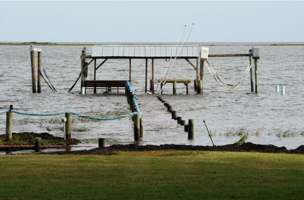 Bão Michael chưa vào nhưng nước biển đã dâng tràn vào đất liền, tại TP Carrabelle, bang Florida (Mỹ) ngày 9-10. Ảnh: REUTERS