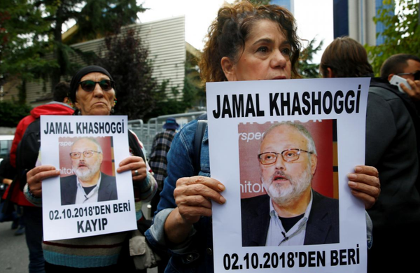 Các nhà hoạt động nhân quyền cầm ảnh nhà báo Jamal Khashoggi biểu tình trước lãnh sự quán Saudi Arabia ở Istanbul (Thổ Nhĩ Kỳ) ngày 9-10. Ảnh: REUTERS