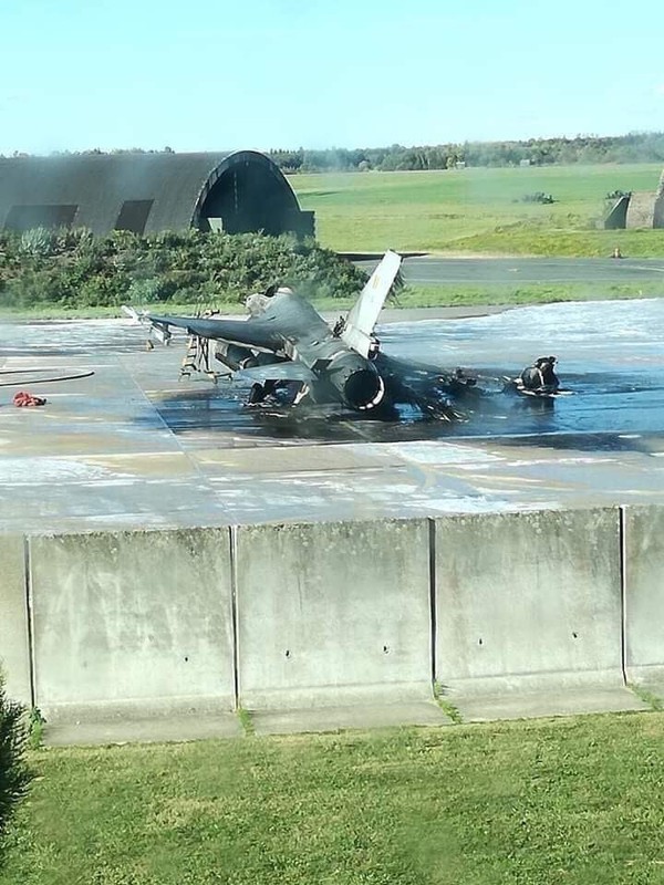 Chiếc F-16 bị thiêu rụi còn bộ khung sau vụ nổ, cháy chiều 11-10 tại căn cứ không quân Florennes (Bỉ). Ảnh: TWITTER