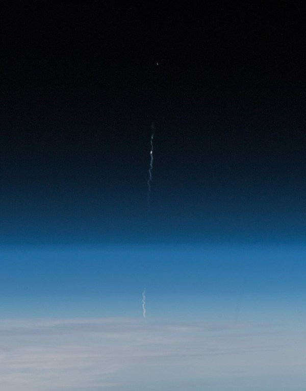 Đường rơi của tên lửa đẩy tàu vũ trụ Soyuz rơi được phi hành gia người Đức Alexander Gerst chụp lại. Ảnh: TWITTER