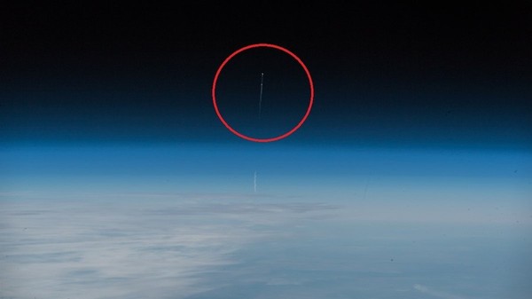 Khoảnh khắc tên lửa đẩy tàu vũ trụ Soyuz rơi được phi hành gia người Đức Alexander Gerst chụp lại. Ảnh: TWITTER