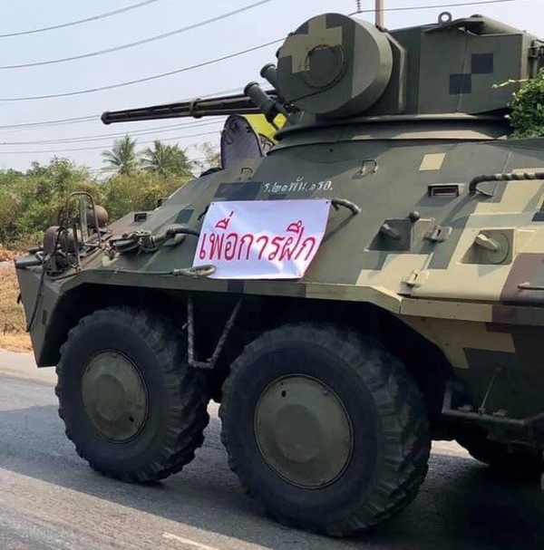 Xe bọc thép được nhìn thấy đang di chuyển về phía bắc Bangkok, hướng về tỉnh Lopburi (Thái Lan). Ảnh: TWITTER