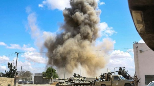 Khói bốc lên từ không kích ở Tripoli. Ảnh: AFP