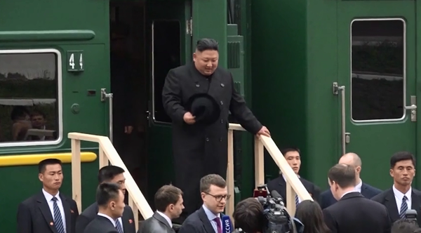 Ông Kim bước xuống tàu tại tại nhà ga TP Vladivostok ở vùng Viễn Đông (Nga) ngày 24-4. Ảnh: RUPLY