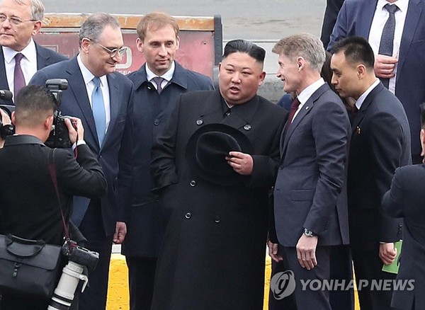 Lãnh đạo Triều Tiên Kim Jong-un (thứ ba từ phải sang) trao đổi với các quan chức Nga khi đến TP Vladivostok ở vùng Viễn Đông (Nga) ngày 24-4. Ảnh: YONHAP