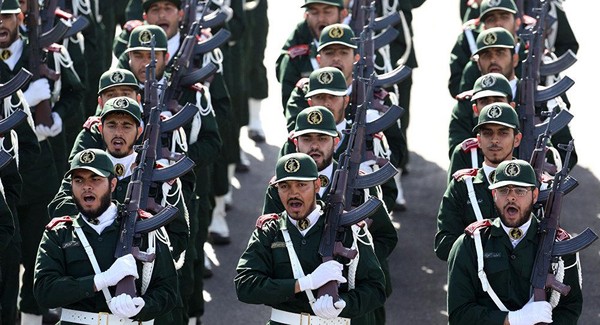 Quân đoàn Vệ binh Cách mạng Iran trong một cuộc diễu binh. Ảnh: AP
