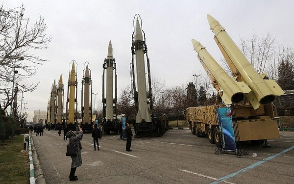 Vũ khí Iran được trưng bày ở thủ đô Tehran tháng 2-2019. Ảnh: AFP